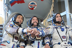 第38次/第39次長期滞在宇宙飛行士。左から若田飛行士（50）、ロシアのミハイル・チューリン飛行士（53）。元々RSCエネルギア社の技術者で今回が3回目の ISS長期滞在。右がNASAのリチャード・マストラ キオ飛行士（53）。元NASA職員で2010年に山崎直子飛行士と共に飛行。今回が4回目の宇宙飛行でISS長期滞在は初めて。（出典：NASA）