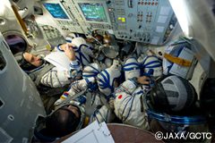 ソユーズ宇宙船の中は非常に狭い。打ち上げ後6時間でISSに到着するのは作業的には忙しいものの、宇宙飛行士達にとっては早く目的地に着くほうが歓迎だろう。（出典：JAXA/GCTC）