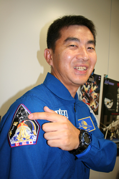 油井亀美也（ゆいきみや）宇宙飛行士。1970年長野県生まれ。1992年3月防衛大学校卒、同年4月、航空自衛隊入隊。テストパイロット時代には性能の限界を試す飛行も行い「生きて帰れてよかった」という極限状態を経験した。2009年2月にA宇宙飛行士候補者に選抜され、同年4月からISS搭乗宇宙飛行士候補者基 礎訓練に参加。