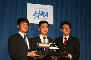 宇宙飛行士に認定された3人の日本人宇宙飛行士達。左から大西卓哉さん、油井亀美也さん。金井宣茂さん。金井さんは遅れて訓練に参加したが驚異的な粘りを見せて追いついた。3人はNASAから高い評価を受けている。
