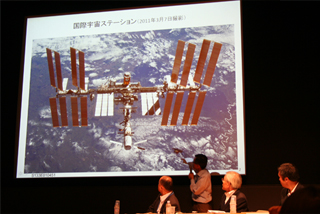 国際宇宙ステーション（ISS）について説明する長谷川氏。ISSでは特に人命に関わる危険がある部分については、2つ故障しても3つ目の機器が働く安全策をとっている。