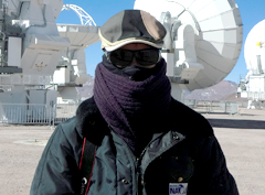 こちらは2011年9月の写真。現地は冬。風が当たるとより寒いのでできるだけ肌を出さないようにマフラーと登山用フェイスマスクで完全防備。紫外線対策にサングラス。日焼け止めと酸素マスクも必携。天文学者には見えない（笑）