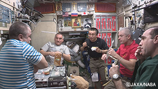 ロシアモジュールでの食事風景。笑い、リラックスし、コミュニケーションをとる貴重な時間だ（提供：JAXA/NASA）