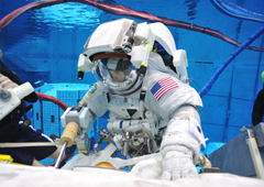 NASAで船外活動訓練を行う大西卓哉宇宙飛行士候補者。3人の宇宙飛行士候補者たちは、基礎訓練が終わる2011年夏頃までNASAに滞在する。（提供：NASA/JAXA）