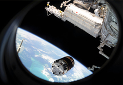 ISSから見たHTV-1。万が一の場合もISSに衝突しないように、真下から接近する。見た目は「空飛ぶ缶ビール」だが世界が注目するハイテク宇宙船だ。直径4m×長さ10m。（提供：NASA） 