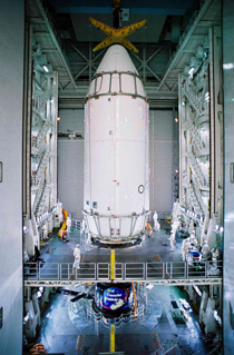 2011年1月7日。種子島宇宙センターでロケットの先端部フェアリング（白いカバー）の中に「こうのとり」2号機が格納された。（提供：JAXA）