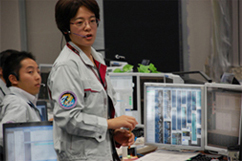 2010年11月30日、HTV運用管制室でのシミュレーション。フライトディレクタの前田真紀さん。（提供：JAXA）