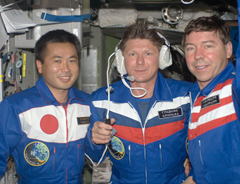 宇宙ステーションの長期滞在で尊敬するロシアのパダルカ船長（中央）と。500日を越える宇宙滞在経験を持つパダルカ氏から学ぶことが多かったという。（提供：NASA）