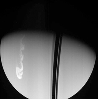カッシーニ探査機が撮影した土星の白斑 （提供：NASA/JPL/Space Science Institute）