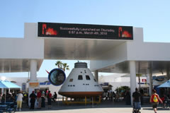 ケネディ宇宙センターに隣接する観光施設ビジターコンプレックス内部。電光掲示板には前日の打ち上げ成功が報じられていた。