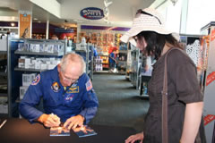 世界最大の宇宙ショップ内では、引退した宇宙飛行士（1989年と1990年にシャトルで飛んだロバート・スプリンガー氏）がサイン会を行っていた。