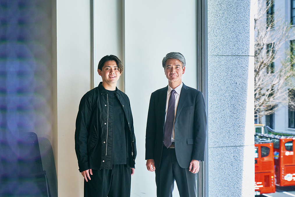 梶谷健人氏（左）と三菱電機の増田健之氏の写真