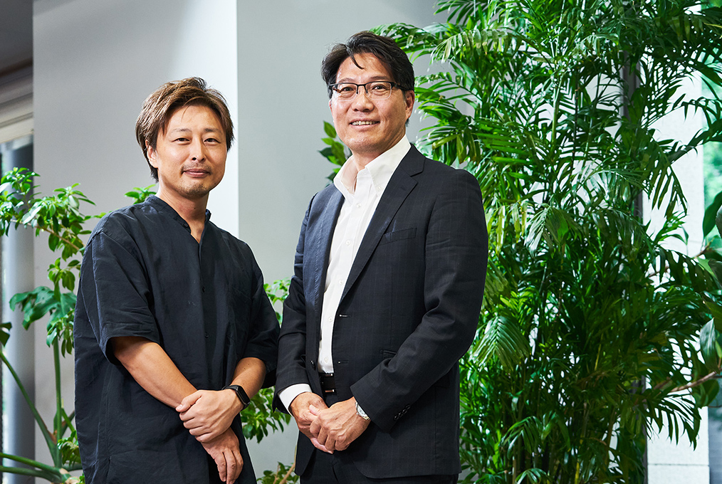 Kaizen Platform代表の須藤憲司氏(左)と三菱電機上席執行役員の濱本総一氏の写真