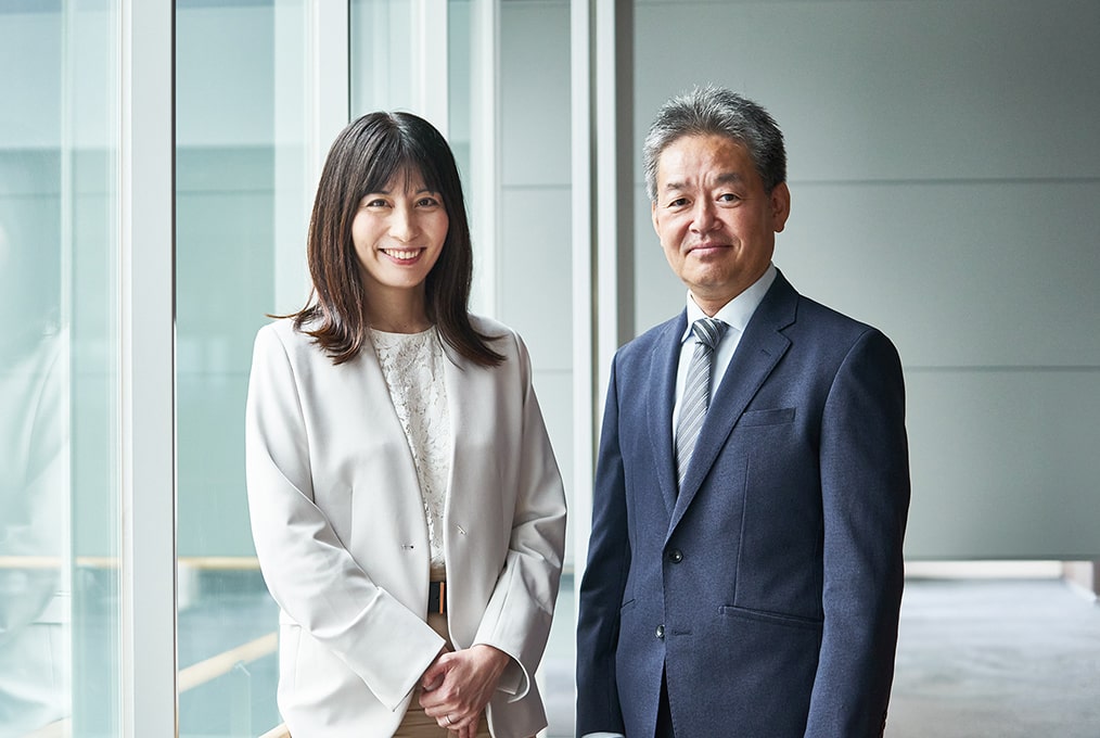 「脱炭素キャスター」の千種ゆり子氏（左）と三菱電機の岩上徹氏の写真