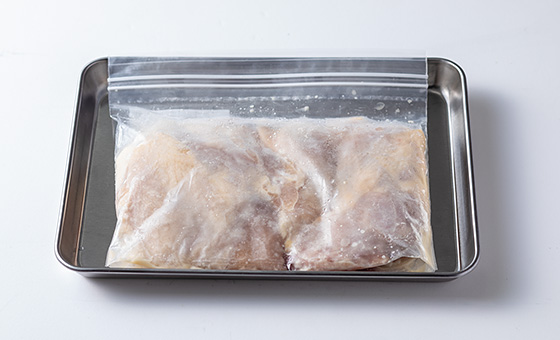 鶏肉を漬けている画像