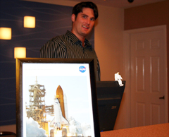 二泊目のホテルのフ ロントで。NASAに近いホテルは満杯状態で、ネットや電話回線も混雑してつながりにくい。